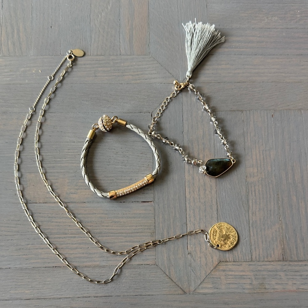 Lot of Elegant Gold toned Women's Jewelry Set